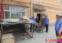 狗籠擋住創城路，城管攜手清阻礙
