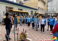 團市委利用周末時間組織青年志愿者在晨光社區開展“創城”志愿服務活動