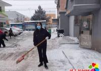 保障居民出行安全，社區及時清理積雪