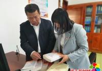 非公黨建指導員“贈書送學”助力社區黨建工作再提升
