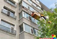 延春社區及時處理樓體墻皮脫落安全隱患