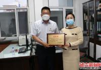 共克時艱 感謝有您——建工街道為愛心企業(yè)、學校贈送感謝牌